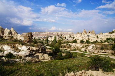 Uçhisar Vadisi ve Göreme şehir görünümünü