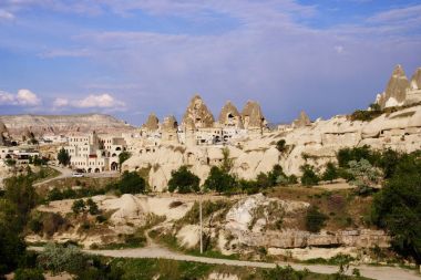 Uçhisar Vadisi ve Göreme şehir görünümünü