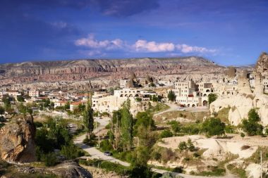 Uçhisar Vadisi ve Göreme şehir görünümünü