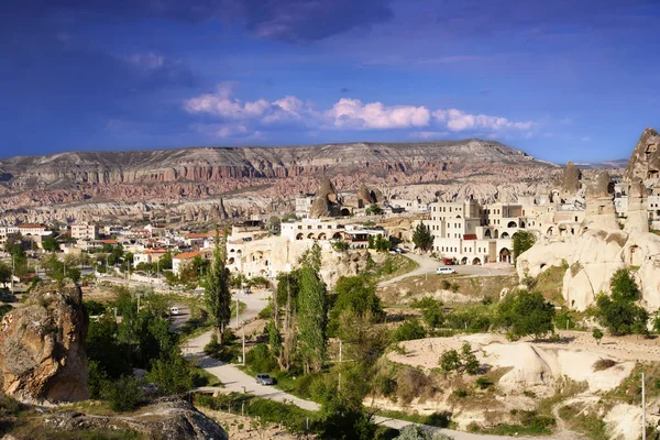 Widok na dolinę Uchisar i miasta Göreme — Zdjęcie stockowe