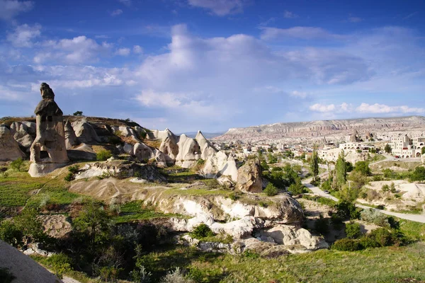 Pohled na údolí Uchisar a město Göreme — Stock fotografie