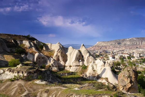 Vista del valle de Uchisar y la ciudad de Goreme —  Fotos de Stock