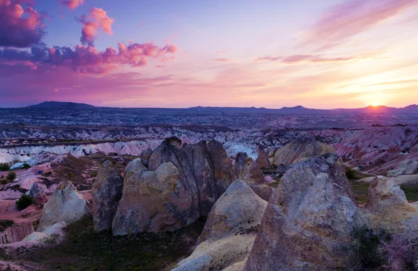 Göreme yakınındaki kırmızı Vadisi günbatımı zamanını.