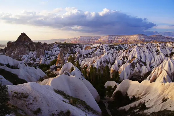Göreme yakınındaki kırmızı Vadisi günbatımı zamanını.