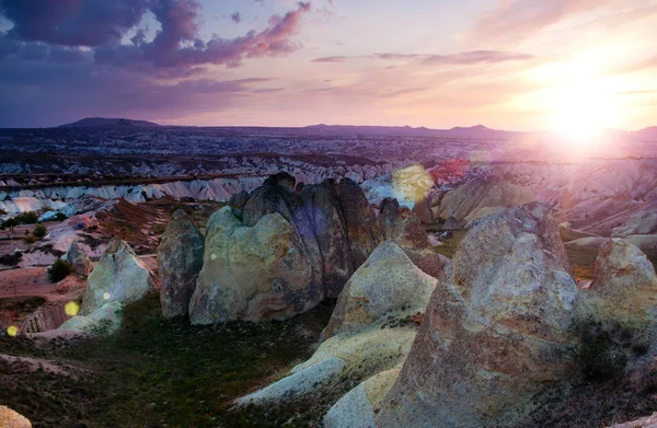 Göreme yakınındaki kırmızı Vadisi günbatımı zamanını.