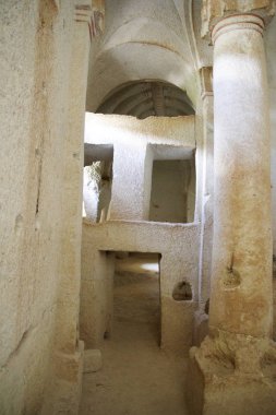 Mağara Kilisesi Göreme yakınındaki kırmızı Vadisi'nde. Cappadocia