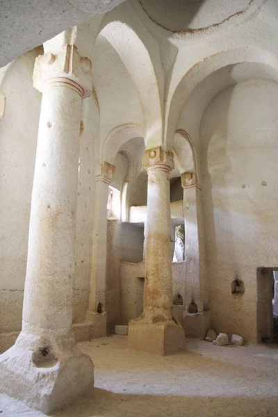 Mağara Kilisesi Göreme yakınındaki kırmızı Vadisi'nde. Cappadocia