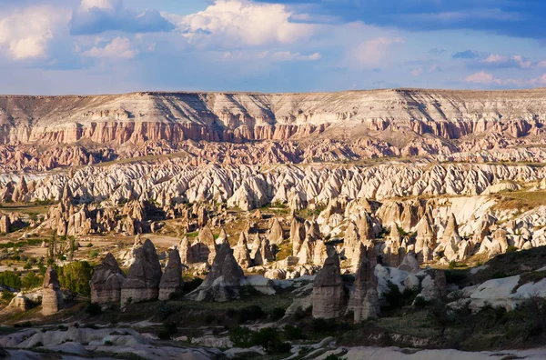 Formacje skalne w dolinie miłości niedaleko Göreme. Cappadocia — Zdjęcie stockowe