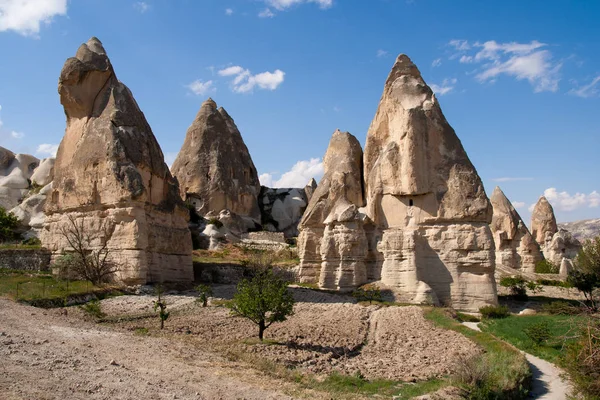 Formacje skalne w dolinie miłości niedaleko Göreme. Cappadocia — Zdjęcie stockowe