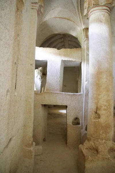 Mağara Kilisesi Göreme yakınındaki kırmızı Vadisi'nde. Cappadocia