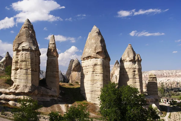 Formacje skalne w dolinie miłości niedaleko Göreme. Cappadocia — Zdjęcie stockowe