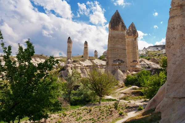 Formaciones rocosas en el valle del Amor cerca del Goreme. Capadocia —  Fotos de Stock