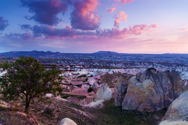 Göreme yakınındaki kırmızı Vadisi günbatımı zamanını.