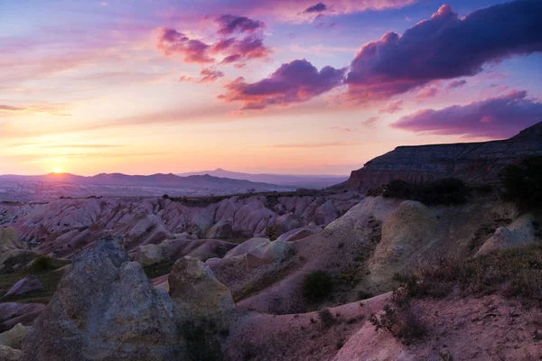 Göreme yakınındaki kırmızı Vadisi günbatımı zamanını.