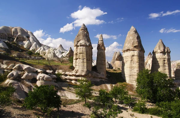 Formacje skalne w dolinie miłości niedaleko Göreme. Cappadocia — Zdjęcie stockowe