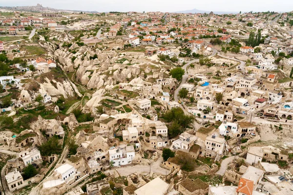 Pohled na Ortakisar z vrcholu hradu Ortakisar. Cappadoc — Stock fotografie