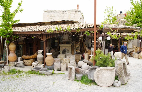 Sale of antiquities on the streets of Ortahisar. Turkey — Stock Photo, Image