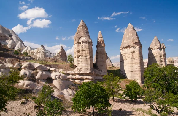 Skalní útvary v údolí lásky nedaleko Goreme. Kappadokie — Stock fotografie