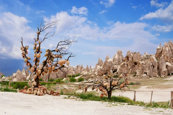 Ceramiki jest powieszenie na drzewie na poboczu drogi w Goreme. Cappadoc — Zdjęcie stockowe