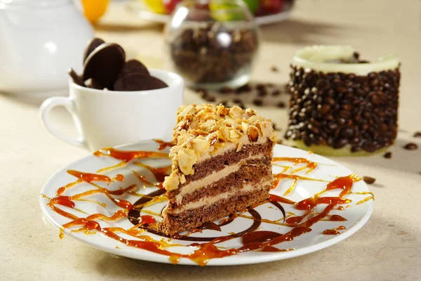 Шоколадний торт і чашка з баром шоколаду — стокове фото