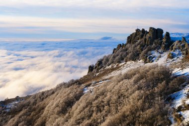 Dağ güneş doğuyor. Dağların doruklarına üzerinde yükselmesi 
