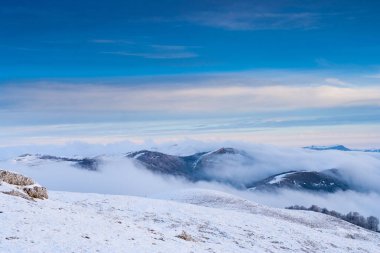 Dağ güneş doğuyor. Dağların doruklarına üzerinde yükselmesi 