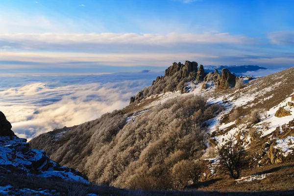 Sunrise in the mountains. The peaks of the mountains rise above — Stock Photo, Image