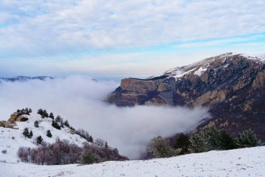 Dağlardan sis üst kısımları.