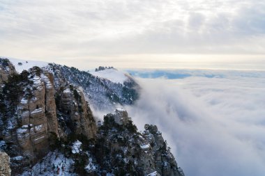 Dağlardan sis üst kısımları.