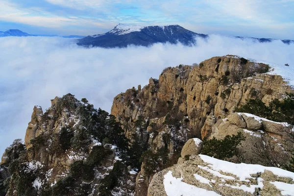 Tops de montañas sobre niebla . — Foto de Stock