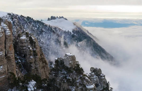 Gipfel der Berge über Nebel. — Stockfoto