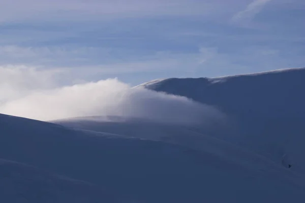 Nubes entre montañas en el invierno Cárpatos — Foto de Stock