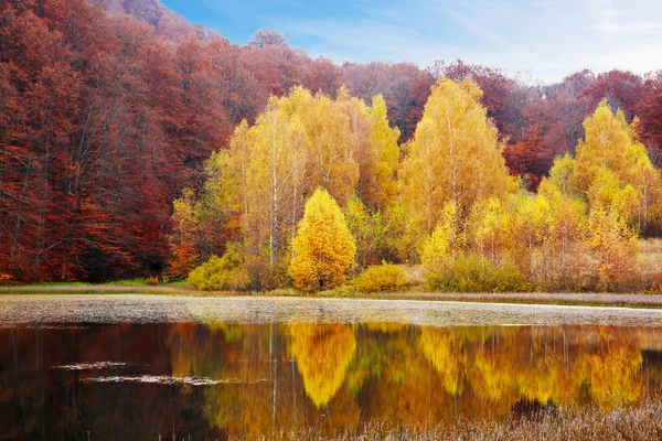 Jezero v horách na podzim — Stock fotografie