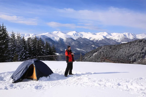 Il tè di bevande turistiche vicino alla tenda nelle montagne invernali . — Foto Stock