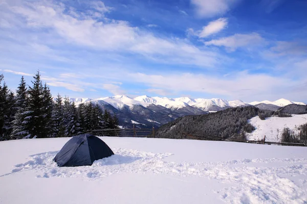 Turist çadır kış dağlarda — Stok fotoğraf