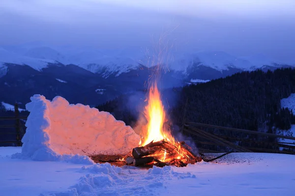 Kışın dağlarda ateş — Stok fotoğraf