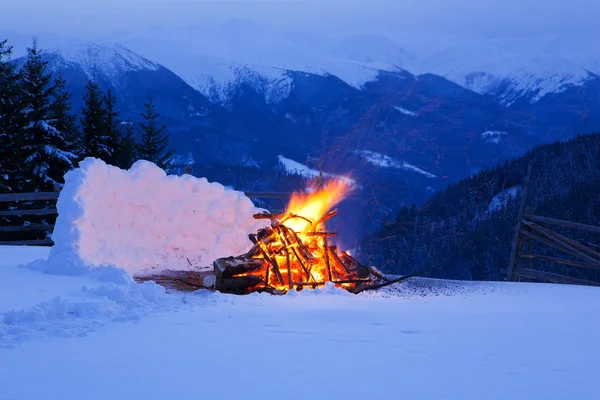 Fogo nas montanhas no inverno — Fotografia de Stock