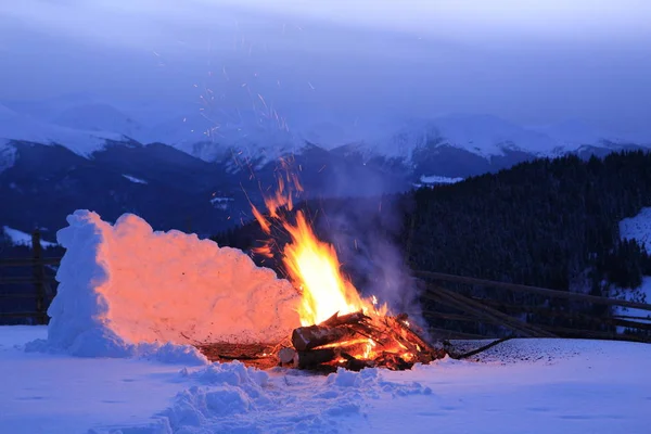 Kışın dağlarda ateş — Stok fotoğraf