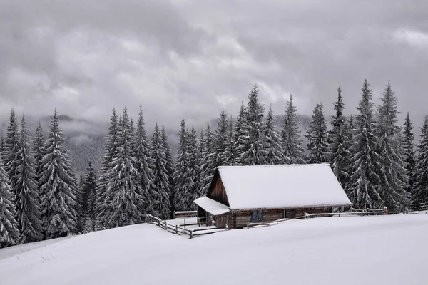 Cabana de verão de pastores no inverno . — Fotografia de Stock