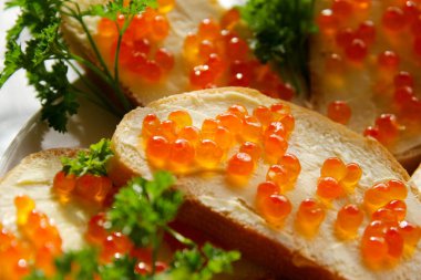 Kırmızı havyar, ekmek ve maydanoz 