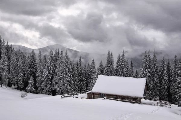 Cabana de verão de pastores no inverno . — Fotografia de Stock