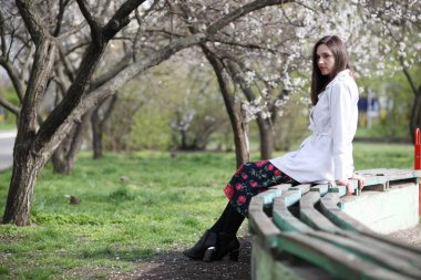 Çiçek açması Nisan çerçevede bir genç bir kadın portresi