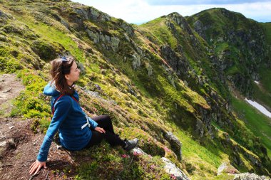 Kız manzara Karpatlar dağlarında hoşlanır.