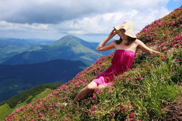 Flickan åtnjuter landskap i bergen i Karpaterna. — Stockfoto