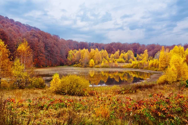 Jezero v horách na podzim — Stock fotografie