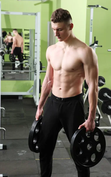Le jeune homme dans la salle de gym — Photo