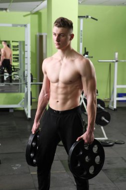 Spor salonunda genç adam