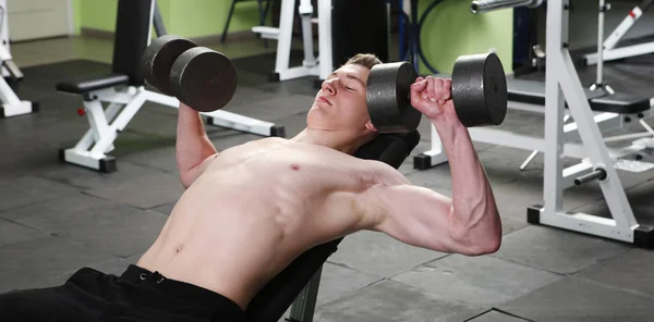 El joven en el gimnasio —  Fotos de Stock