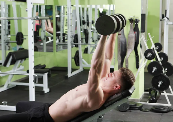 Le jeune homme dans la salle de gym — Photo