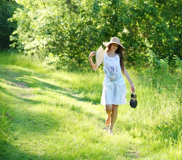 Flicka i en skog glänta på en solig dag — Stockfoto